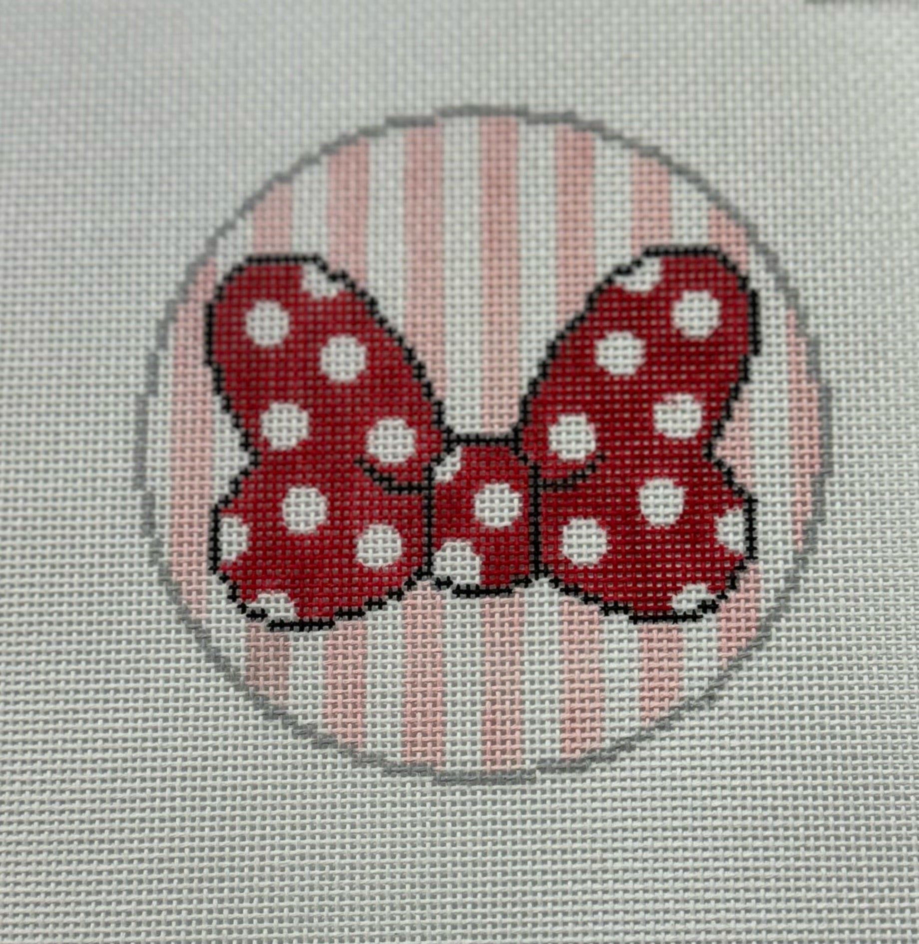Minnie Bow- 4" Round - The Flying Needles